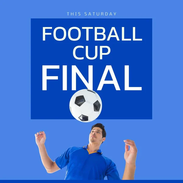 足球杯最后的文字是蓝色的 有白人男性足球运动员和球 足球联赛决赛 不要错过 观看比赛现场数字生成的运动图像 — 图库照片
