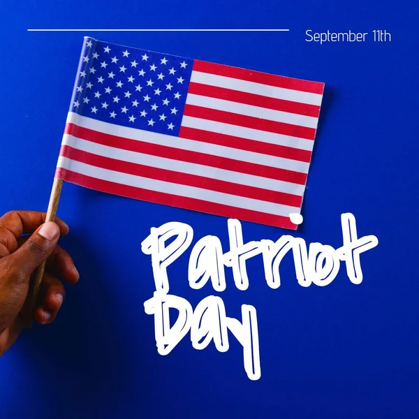 Skład Patriotyczny Dzień Tekst Nad Ręka Trzymając Flaga Usa Patriot — Zdjęcie stockowe