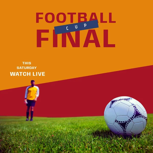 足球杯的最后文本是橙色和红色的 有嘴的男足和草地上的球 足球联赛决赛 这个星期六 观看现场直播活动产生的图像 — 图库照片