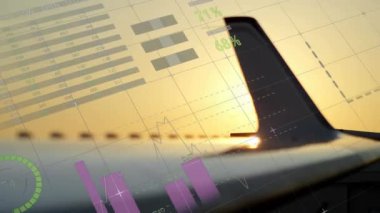 Gün batımına karşı uçağın üzerinde istatistiksel veri işleme animasyonu. Havacılık ve iş teknolojisi kavramı