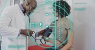 Çeşitli kadın hasta ve doktorların baskı altında olduğu veri işleme animasyonları. Tıp, sağlık ve dijital arayüz kavramı, dijital olarak oluşturulmuş video.