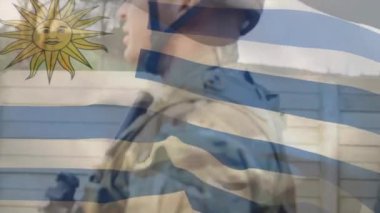 Çeşitli askerler üzerinde Uruguay bayrağının animasyonu. Vatanseverlik, silahlı kuvvetler ve savunma konsepti dijital olarak oluşturulmuş video.