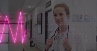 Steteskoplu mutlu beyaz kadın doktor üzerinde kardiyograf animasyonu. Tıp, sağlık ve dijital arayüz kavramı, dijital olarak oluşturulmuş video.