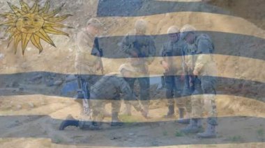 Çeşitli askerler üzerinde Uruguay bayrağının animasyonu. Vatanseverlik, silahlı kuvvetler ve savunma konsepti dijital olarak oluşturulmuş video.