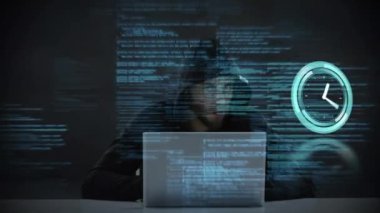 Kafkas erkek hacker 'a karşı dizüstü bilgisayar kullanan neon saat ve veri işleme animasyonu. Siber güvenlik ve iş teknolojisi kavramı