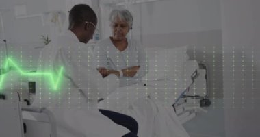 Çeşitli yaşlı kadın hasta ve doktor tedavileri üzerine kardiyograf animasyonu. Tıp, sağlık ve dijital arayüz kavramı, dijital olarak oluşturulmuş video.