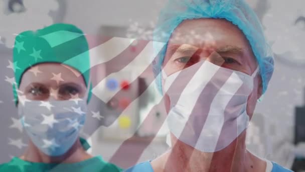 在医院里 在高加索男女外科医生的肖像上挥动美国国旗的动画 医疗和爱国主义概念 — 图库视频影像