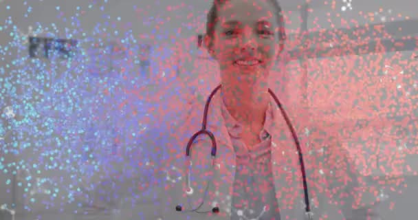 幸せな白血病の女性医師の上にDna鎖と分子のアニメーション聴診器 健康とデジタルインターフェイスの概念 デジタル生成されたビデオ — ストック動画