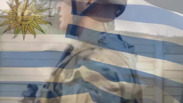 Анимация Флага Уругвая Над Различными Солдатами Патриотизм Вооруженные Силы Концепция — стоковое видео