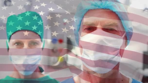 在医院里 在高加索男女外科医生的肖像上挥动美国国旗的动画 医疗和爱国主义概念 — 图库视频影像