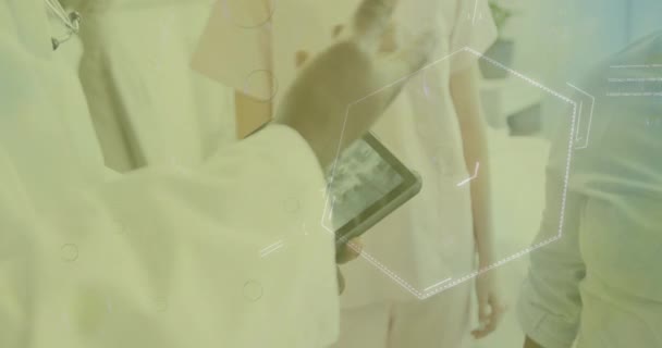 在不同医生与平板电脑交谈时 化学配方的动画化 卫生和数字接口概念 数字视频 — 图库视频影像
