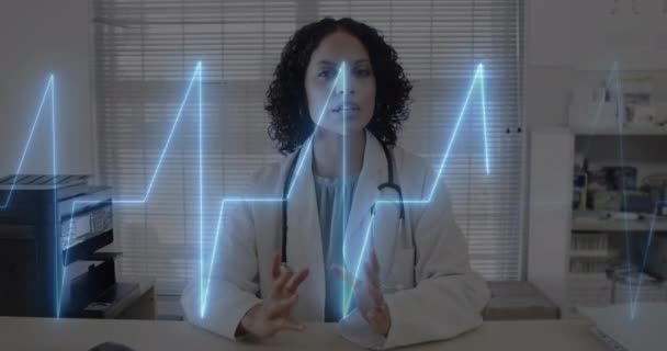 Animace Kardiogramu Nad Šťastnou Biraciální Doktorkou Která Videohovor Medicína Technologie — Stock video