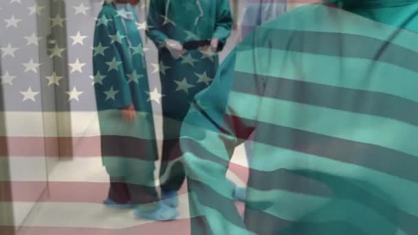 Animación Bandera Americana Sobre Diversos Cirujanos Medicina Americana Salud Conexiones — Vídeos de Stock