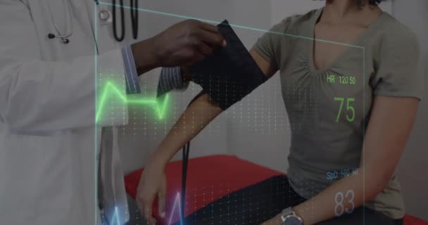 Animacja Kolorowych Kardiogramów Nad Różnymi Pacjentami Lekarzami Przyjmującymi Ucisk Koncepcja — Wideo stockowe