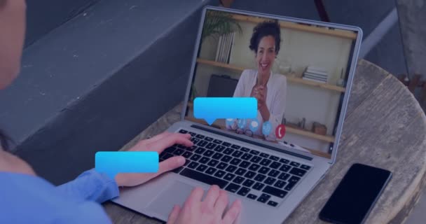 Анімація Значків Соціальних Мереж Даних Над Білою Жінкою Допомогою Ноутбука — стокове відео