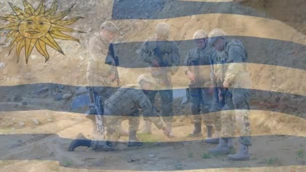 在不同的士兵身上升起乌鲁盖旗 爱国主义 武装部队和国防概念数字视频 — 图库视频影像