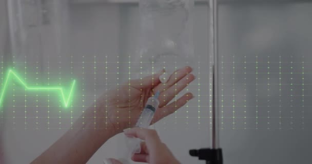 ドリップを準備している白人看護師の上に心臓図のアニメーション 健康とデジタルインターフェイスの概念 デジタル生成されたビデオ — ストック動画