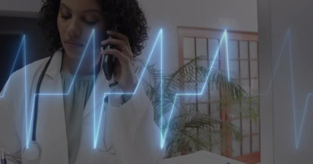 Animering Kardiografi Över Glad Biracial Kvinnlig Läkare Talar Smartphone Medicin — Stockvideo