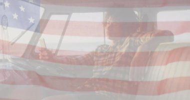 Arabadaki melez adamın ve Amerika Birleşik Devletleri bayrağının animasyonu. Amerikan vatanseverliği, çeşitliliği ve dijital olarak üretilen video konsepti.