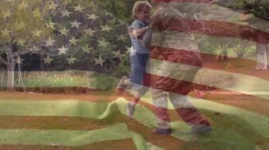 Bağımsızlık Günü 'nün animasyonu, beyaz askerin eve döndükten sonra mutlu oğlunu alması üzerine yazılmış bir metin. Dijital bileşim, çoklu pozlama, birliktelik, ordu, özgürlük ve vatanseverlik kavramı.