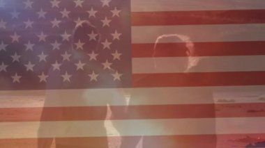 Bağımsızlık Günü metni, Amerika bayrağı, plajda yürüyen beyaz bir çiftin dikiz açısı. Dijital bileşim, çoklu pozlama, aşk, birliktelik, gurur, özgürlük, kutlama, vatanseverlik..