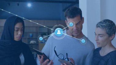 Ofiste birlikte tartışan çeşitli meslektaşlara karşı dijital simge ağının animasyonu. Küresel ağ ve iş teknolojisi kavramı