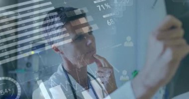 Bilgi arayüzü, ikonlar ve mesaj kutularının animasyonu, röntgen raporunu analiz eden beyaz bir doktor. Dijital bileşik, çoklu pozlama, iş, küresel, sosyal medya, tıbbi ve teknoloji.