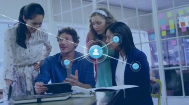 Dijital simgelerden oluşan bir ağın animasyonu, ofiste birlikte tartışan çeşitli meslektaşlardan oluşan bir ekibin oluşturulması. Küresel ağ ve iş teknolojisi kavramı