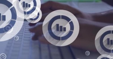 İkonların ve veri işlemelerinin melez kadın daktilosuyla birleştirilmesi. Küresel iş, finans, bilgisayar ve veri işleme kavramı dijital olarak oluşturulmuş video.