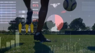Futbol oynayan bir erkek futbolcunun orta bölümündeki istatistiksel veri işleme animasyonu. Spor, spor ve iş veri teknolojisi kavramı