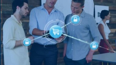 Ofiste bir tablet üzerinde tartışan üç farklı adama karşı dijital simge ağının animasyonu. Küresel ağ ve iş teknolojisi kavramı