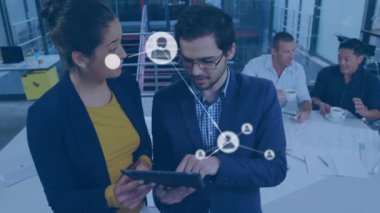 Çeşitli işadamları ve iş kadınlarının ofiste tartıştığı profiller ağının animasyonu. Küresel ağ ve iş teknolojisi kavramı