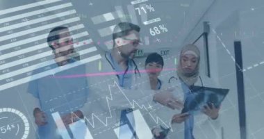 Grafiklerin animasyonu, bilgi arayüzü, çeşitli doktorların x-ışını tartışması ve koridorda yürümesi. Dijital bileşik, çoklu pozlama, rapor, iş, küresel, tıbbi, sağlık, teknoloji.