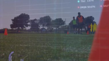 Spor sahasında antrenman yapan çeşitli erkek futbolculara karşı veri işleme animasyonu. Küresel ekonomi ve spor kavramı