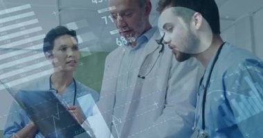 Hastanedeki hastanın röntgenini tartışan çeşitli doktorların bilgi arayüzü animasyonu. Dijital bileşik, çoklu pozlama, rapor, iş dünyası, küresel, takım çalışması, sağlık hizmetleri, teknoloji.