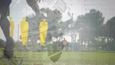 Küre dolusu banknotların animasyonu serbest vuruş yapan erkek futbolcunun orta bölümüne karşı. Küresel ekonomi ve spor kavramı