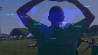 Afrika kökenli Amerikalı erkek futbolcunun futbol topu fırlatırken dünya haritasının animasyonu. Spor, spor ve teknoloji konsepti