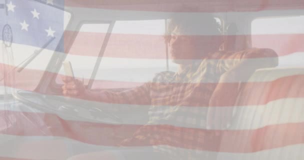 Animáció Egy Félvér Emberről Amerikai Egyesült Államok Autójában Zászlójában Amerikai — Stock videók