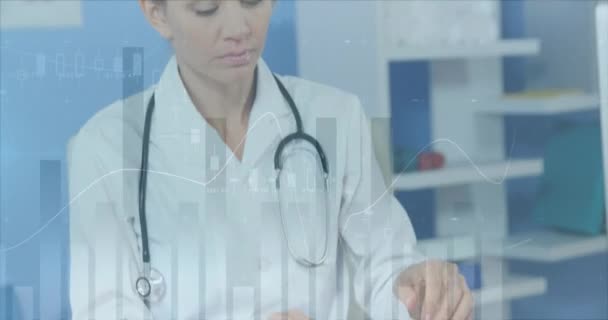 病院でX線を調べる女性の白人医師に対する複数のグラフのアニメーション デジタル複合材 複数の暴露 レポート ビジネス テクノロジーの概念 — ストック動画