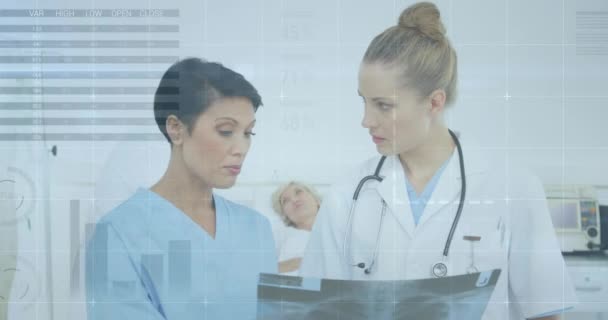Animering Infografiskt Gränssnitt Över Olika Kvinnliga Läkare Diskuterar Patient Röntgen — Stockvideo