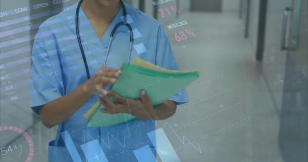 Animación Interfaz Infográfica Sobre Enfermera Birracial Con Bloc Notas Pie — Vídeos de Stock