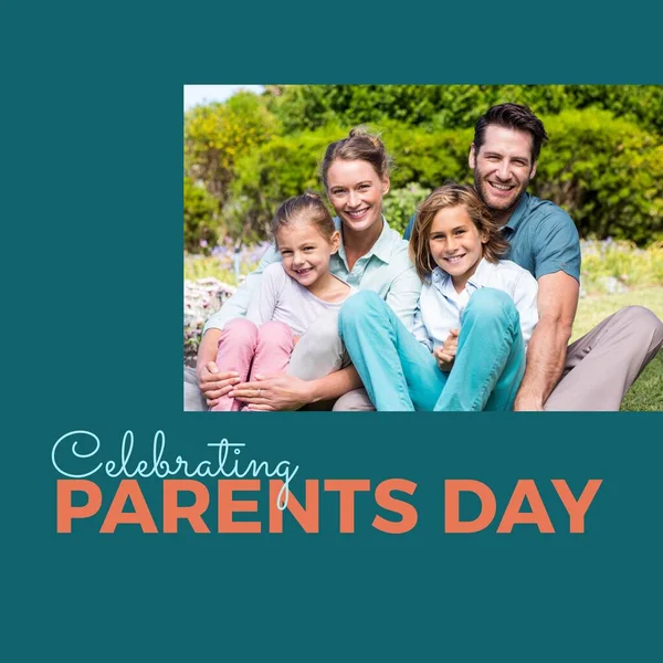 Juhlimme Vanhempien Päivätekstiä Sinisellä Onnellisten Valkoisten Vanhempien Pojan Tyttären Kanssa — kuvapankkivalokuva