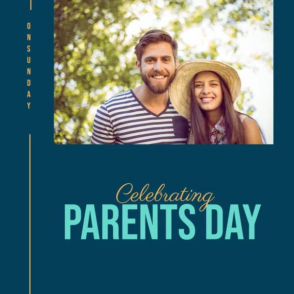 晴れた公園で抱擁幸せな白人夫婦の肖像画と青の両親の日のテキストを祝う 親のお祝い 感謝キャンペーンデジタル生成画像 — ストック写真