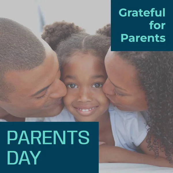 Благодарная Родителей Сообщение Родительский День Счастливыми Африканскими Родителями Целующими Дочь — стоковое фото