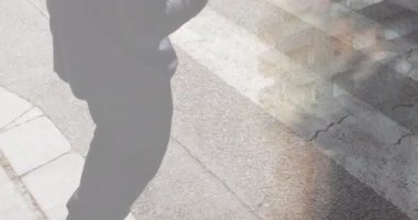 İnsanlar ve şehir manzarası üzerinde finansal veri işleme animasyonu. Küresel iş, finans, dijital arayüz, hesaplama ve veri işleme kavramı dijital olarak oluşturulmuş video.