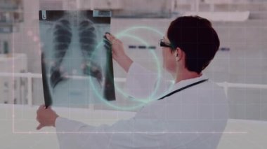 Neon şeklinin animasyonu, hastanede röntgeni inceleyen beyaz kadın doktorun veri işlemesi. Tıbbi sağlık teknolojisi kavramı