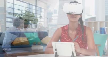 Kafkasyalı iş kadınının VR kulaklıklı halinin canlandırması. Yürüyen insanlar ve şehir manzarası. Küresel iş, finans, dijital arayüz, hesaplama ve veri işleme kavramı dijital olarak oluşturulmuş video.