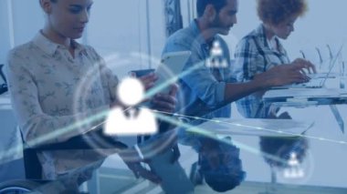 Ofiste dijital tablet kullanan beyaz kadınlara karşı profil simgeleri ağı animasyonu. Küresel ağ ve iş teknolojisi kavramı