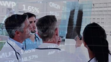 Hastanedeki X-ray 'i inceleyen çeşitli doktorlardan oluşan bir ekibin finansal veri işleme animasyonu. Küresel ekonomi ve tıbbi sağlık teknolojisi kavramı