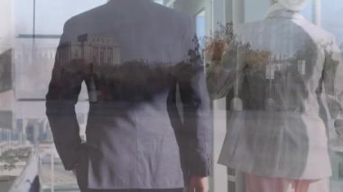 Şehirdeki çeşitli iş adamlarının animasyonu. Küresel iş, finans, dijital arayüz, hesaplama ve veri işleme kavramı dijital olarak oluşturulmuş video.